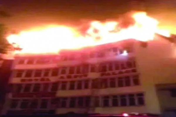 होटल में लगी भयंकर आग से 17 लोगों की मौत..राहत बचाव कार्य जारी।