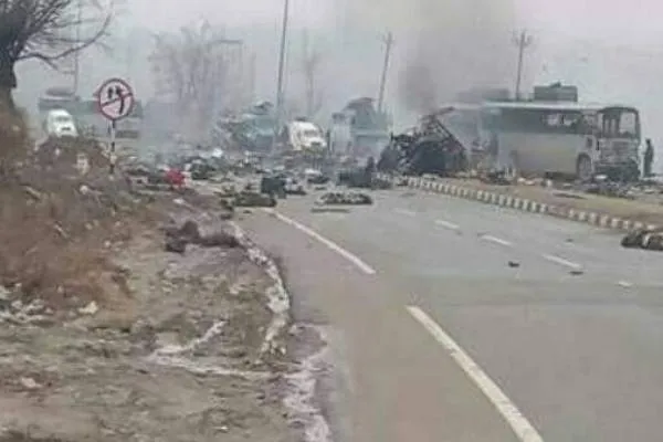 जम्मू कश्मीर:आतंकी हमले से एक बार फिर दहली घाटी सीआरपीएफ के करीब अठारह जवान शहीद।