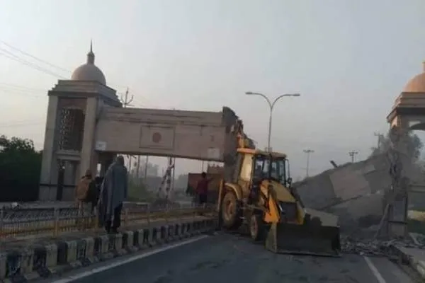 रामपुर:आञ्जनेय के बुलडोजर से जमीदोंज हुआ आज़म का उर्दू गेट..भारी पुलिस फोर्स तैनात!