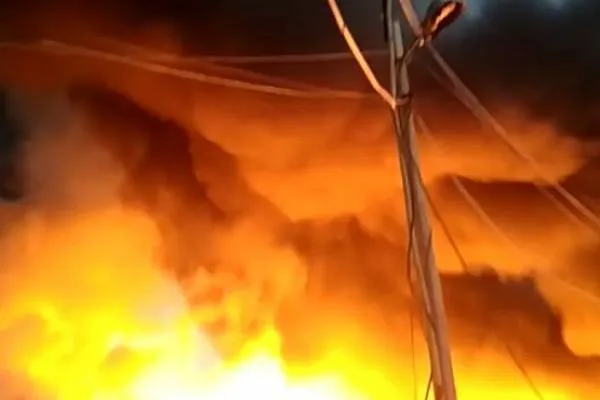 फतेहपुर:दिन में ट्रांसफार्मर तड़के पूरी वर्कशॉप जलकर ख़ाक..आग की लपटों के बीच शहरवासी!