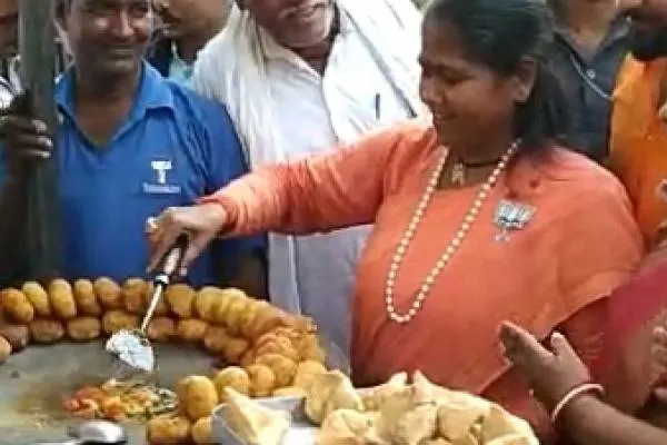 फ़तेहपुर:सियासी चांट लगाकर वोटरों को लुभाने में लगी केंद्रीय खाद्य प्रसंस्करण राज्यमंत्री।