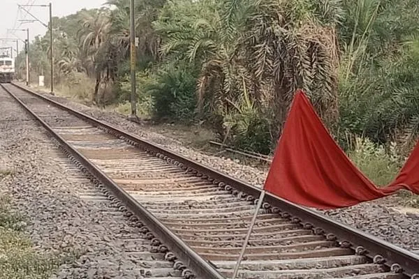 फतेहपुर:रेलवे क्रॉसिंग में अचानक क्यों रोक दी गई स्वतंत्रता संग्राम सेनानी ट्रेन.?.जान ले वज़ह.!