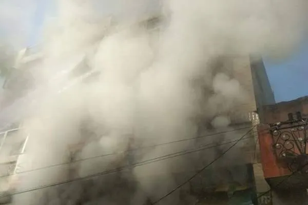 फरीदाबाद के एक स्कूल में लगी भयंकर आग...कई बच्चे स्कूल की बिल्डिंग में फंसे!