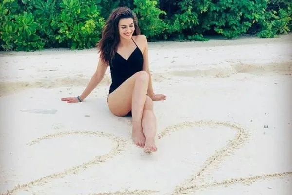 मनोरंजन:अभिनेत्री कृति सेनन ने रेत में 22 लिखकर क्यों कि इतनी बोल्ड तस्वीर शेयर..वजह जानकर आप भी हैरान हो जाएंगे!