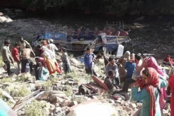 जम्मू कश्मीर:खाई में गिरी बस 33 की मौत और क़रीब दो दर्जन लोग गम्भीर रूप से घायल..बढ़ सकती है मृतकों की संख्या!