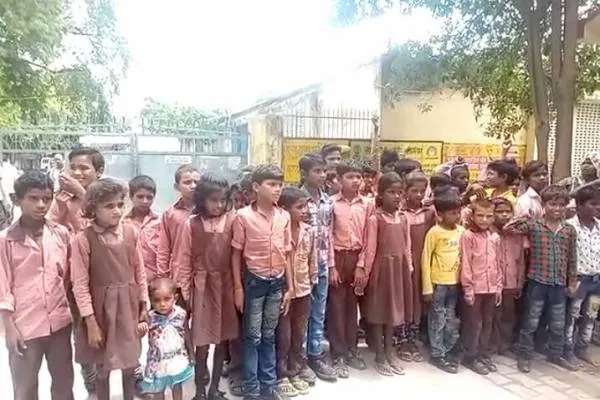 फतेहपुर:सरकारी प्राथमिक विद्यालय की शिक्षिकाओं की मनमानी से तंग आकर नौनिहालों ने किया कलेक्ट्रेट में प्रदर्शन..हटाने की माँग!