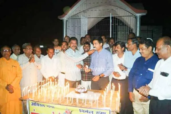 फतेहपुर:धूमधाम से मनाया गया ज़िले का स्थापना दिवस..डीएम ने काटा केक.!