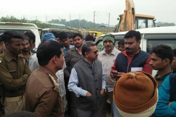 फतेहपुर:जीएमआर कम्पनी की मनमानी के खिलाफ रोड जाम कर ग्रामीणों ने किया प्रदर्शन..!