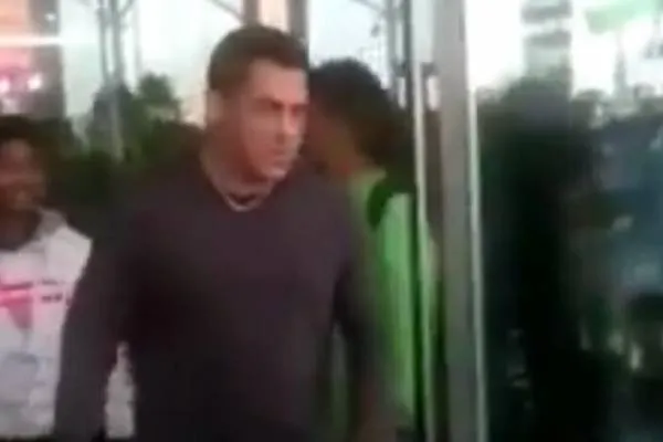 Video:सलमान ख़ान ने अपने फैंस के साथ की घटिया हरकत..वीडियो वायरल..!