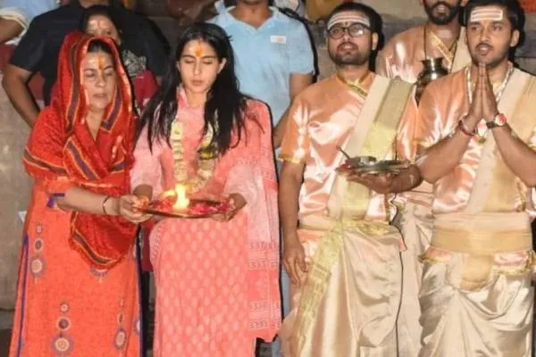 मनोरंजन:बाबा विश्वनाथ के दर्शन कर गंगा आरती में शामिल हुईं सारा अली खान..!