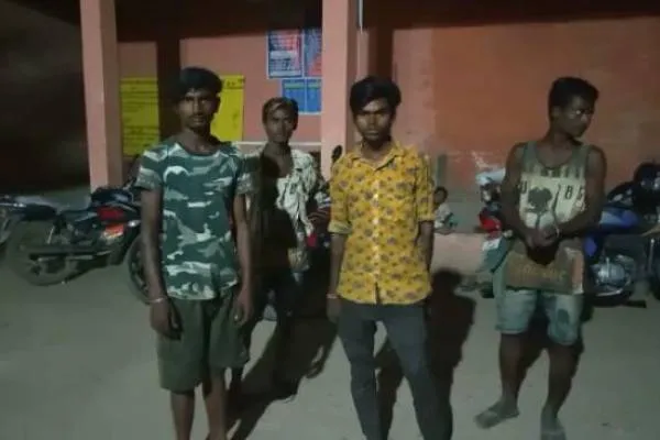 UP lockdown:गांव के लिए चेन्नई से साईकल पर ही निकल पड़े चार मजदूर..पांव के जख्मों ने बयां की पूरी दास्तां..बीती रात यहां पहुंचे..!