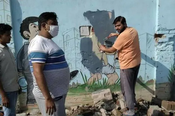 फतेहपुर:नगर पालिका द्वारा कराई गई विवादित वॉल पेंटिंग..भावनाओं को आहत करने का आरोप..!