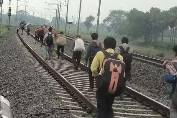 दर्दनाक ख़बर:पैदल चल रहे 15 प्रवासी मजदूरों को ट्रेन ने रौंदा..!
