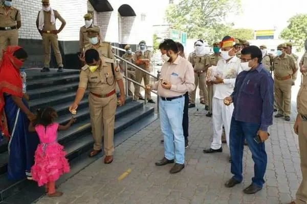 लॉकडाउन:श्रमिकों को लेकर गुजरात से फर्रुखाबाद पहुँची श्रमिक स्पेशल.. स्टेशन पर मौजूद रहे डीएम एसपी..!
