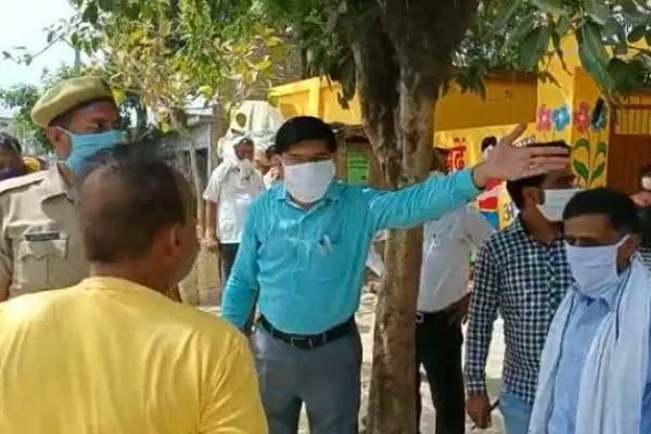 फर्रुखाबाद:स्कूल के बाहर खोखे देख सीडीओ का पारा चढ़ा..कार्यवाही के आदेश..!