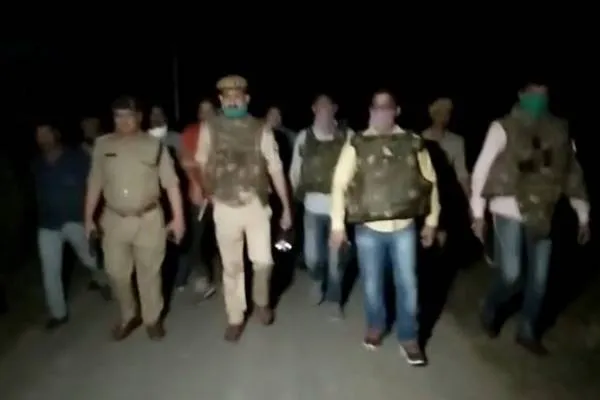 UP:फर्रुखाबाद में पुलिस व बदमाशों के बीच मुठभेड़ दरोगा,सिपाही घायल..बदमाश भी गिरफ्तार..!