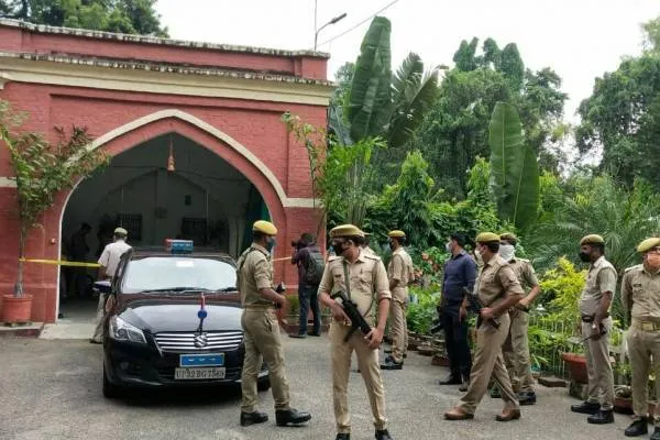 लखनऊ:सरकारी आवास में घुसकर बदमाशों ने मारी अधिकारी की पत्नी व बेटे को गोली..डबल मर्डर से इलाक़े में दहशत.!