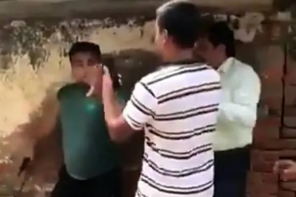 UP:दबंग ने पिता पुत्र पर बरसाई गोलियां..पुत्र की मौत पिता गम्भीर..घटना का लाइव वीडियो वायरल.!