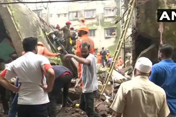 महाराष्ट्र:तीन मंजिला इमारत अचानक ढही..अब तक दस की मौत.बचाव कार्य जारी.!