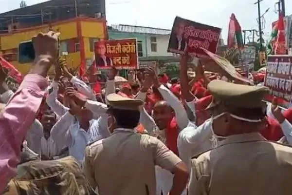 फतेहपुर:योगी सरकार के विरोध में सपाइयों का जोरदार प्रदर्शन..पुलिस से नोंकझोंक.!