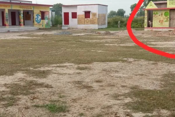 फतेहपुर:शासनादेश की धज्जियां उड़ा.ग्राम प्रधान ने करा दिया विद्यालय की भूमि पर सामुदायिक शौचालय का निर्माण.!
