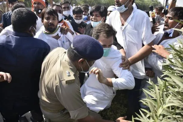 हाथरस कांड:राहुल गाँधी को रोकते वक़्त यूपी पुलिस ने जमकर की बदसलूकी..ज़मीन पर गिराया..देखें ये तस्वीरें.!