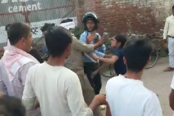 UP:पुलिस कांस्टेबल की युवती ने सरेराह चप्पलों से की पिटाई..वीडियो हुआ वायरल.!