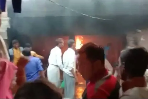 फर्रुखाबाद:घर में लगी आग से पति पत्नी औऱ बेटी बुरी तरह झुलसे.दरोगा ने जान जोख़िम में डाल घायलों को निकाला.!