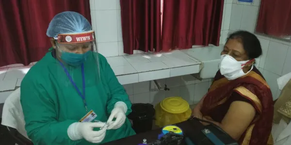 Corona vaccination:फतेहपुर में चारों केंद्रों पर शुरू हुआ टीकाकरण, त्योहार जैसा उल्लास