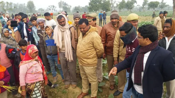 Farrukhabad news:खेत से हो रही नाले की खुदाई पर भड़के किसान, जमकर हुई नोंकझोंक