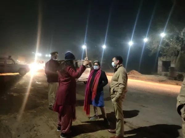 Fatehpur news:डीएम अपूर्वा दुबे ने देर रात 111 ओवरलोड वाहनों के विरुद्ध की कार्यवाही, मचा हड़कम्प