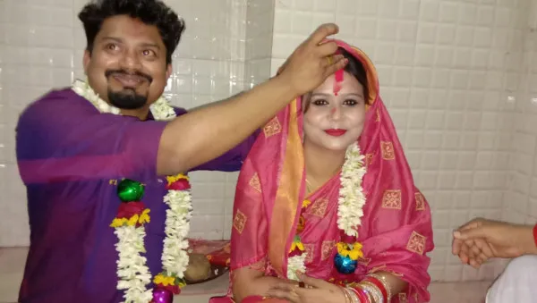 Fatehpur news:फेसबुक से हुआ प्यार, फ़िर कर ली शादी, अब पति की तलाश में फतेहपुर पहुँचीं कोलकाता की युवती