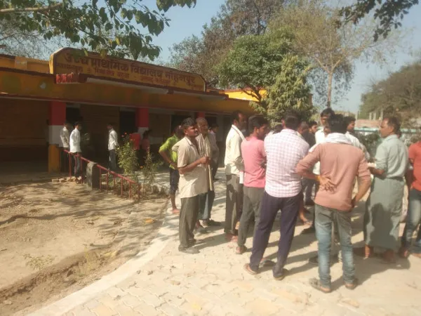 Fatehpur news:सरकारी विद्यालय में गुंडागर्दी भरी क्लास में शिक्षक ने शिक्षिका को बुरी तरह पीटा