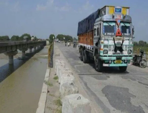 Fatehpur News:ट्रक चालकों के आपसी विवाद में क्लीनर की मौत.गंगा के पुल से नीचे फेंका।