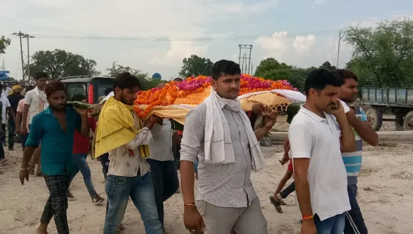Fatehpur UP News: ठेकेदार मनीष तिवारी का गाँव में हुआ अंतिम संस्कार विधायक से पिता ने की न्याय की फ़रियाद