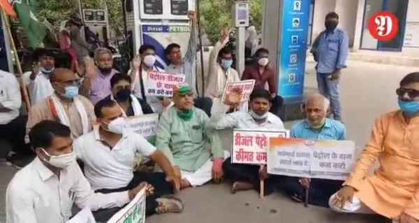 Fatehpur UP News: पेट्रोल पंपों पर कांग्रेस का विरोध प्रदर्शन