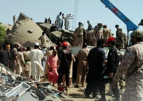 Train Accident Pakistan: आपस में टकरा गईं दो यात्री ट्रेनें 50 मौतें औऱ सैकड़ों घायल