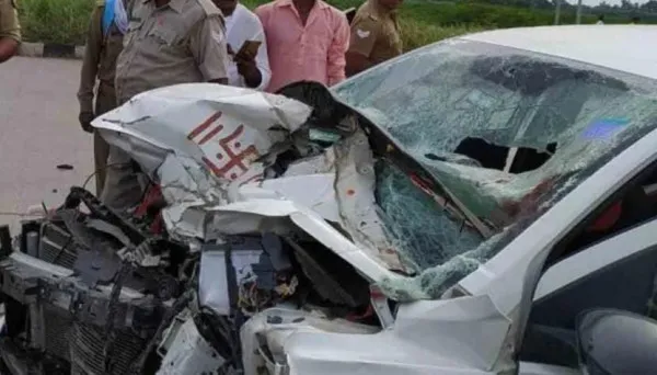 Fatehpur UP News: दर्दनाक सड़क हादसे में एक ही परिवार के चार लोगों की मौत दो घायल.कार में थे सवार