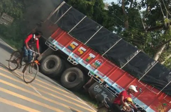Farrukhabad UP News: रक्षाबंधन मनाने जा रहे बाइक सवार मां औऱ दो बेटों की सड़क हादसे में दर्दनाक मौत
