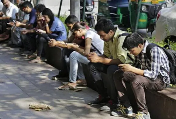 UP Latest News: किन युवाओं को मिलेगा यूपी में स्मार्टफोन योजना का लाभ