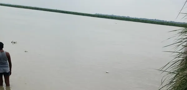 Fatehpur UP News: गंगा स्न्नान करने गए मामा भांजे डूबे 18 घण्टे से तलाश जारी