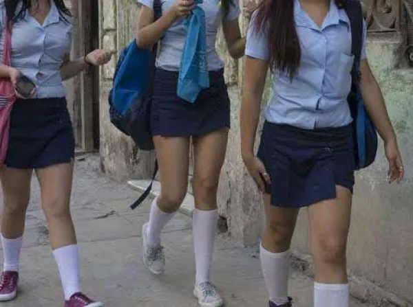 College Girl Shorts:शॉर्ट्स पहने छात्रा को नहीं मिली एग्जाम सेंटर में एंट्री परदा लपेटकर देनी पड़ी परीक्षा