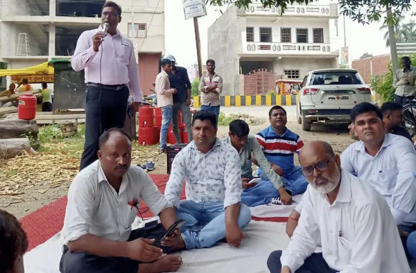 Fatehpur MlA Vikas Gupta News:भाजपा विधायक के ख़िलाफ़ धरने में बैठा बिजली विभाग.आत्मसम्मान के लिए सभी एक साथ-राम सनेही