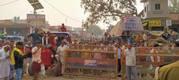 Fatehpur Crime News:फतेहपुर में सड़क पर शव रखकर पुलिस के खिलाफ ग्रामीणों का हंगामा जानें क्या है मामला