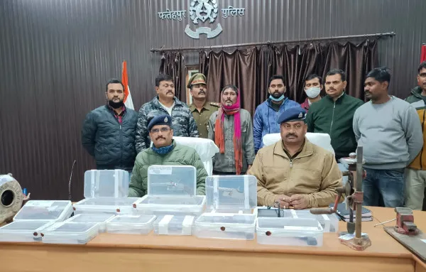 Fatehpur Letest Crime News:फतेहपुर में अवैध असलहों के ज़खीरे सहित सप्लायर गिरफ्तार.क्रिमिनल हिस्ट्री देख उड़े होश