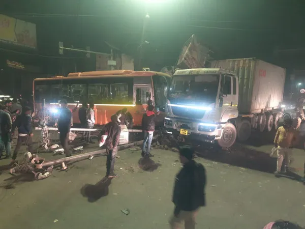 Kanpur Bus Accident:कानपुर में दर्दनाक सड़क हादसा अनियंत्रित बस की चपेट में आए राहगीर पांच की मौत कई घायल