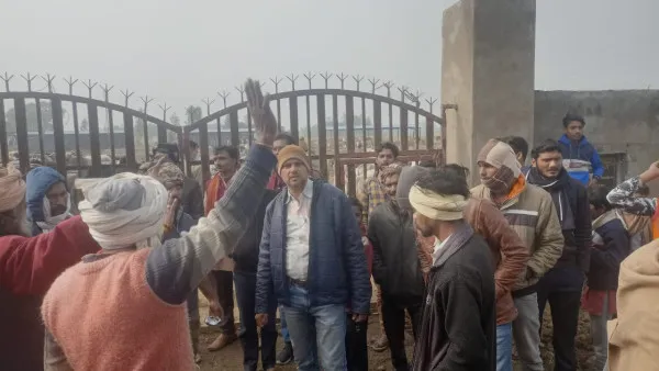 Fatehpur Gaushala News:फतेहपुर की गौशाला में तड़प तड़प मर रहे गौवंश बजरंग दल के साथ ग्रामीणों का हंगामा जिम्मेदारों पर दर्ज हुआ मुकदमा