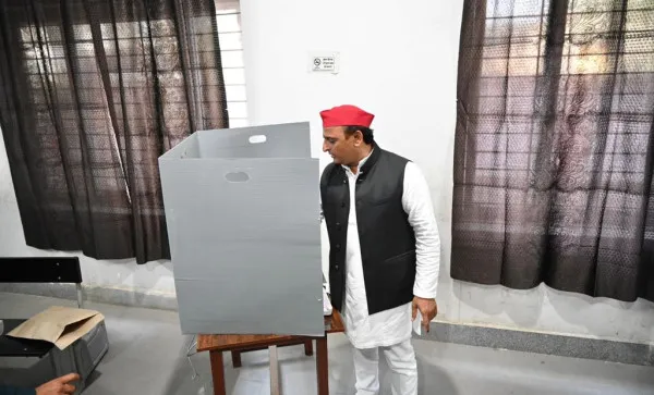 UP Election 2022:यूपी में तीसरे  चरण का मतदान जारी कई जगह ईवीएम में गड़बड़ी