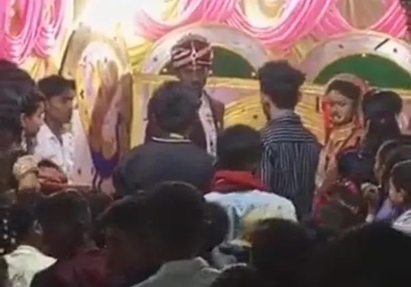Indian Wedding News:हमीरपुर में जयमाला पड़ते ही दुल्हन ने दूल्हे पर गाल पर जड़े कई थप्पड़ जानें आगे क्या हुआ