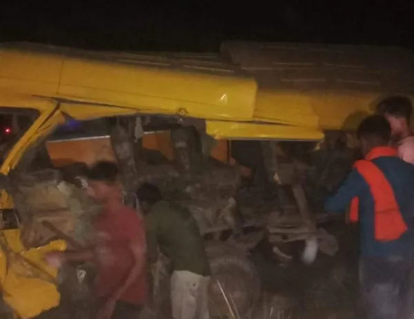 Fatehpur Road Accident:फतेहपुर में बरातियों से भरी बस की टक्कर चार लोगों की मौत एक दर्जन घायल